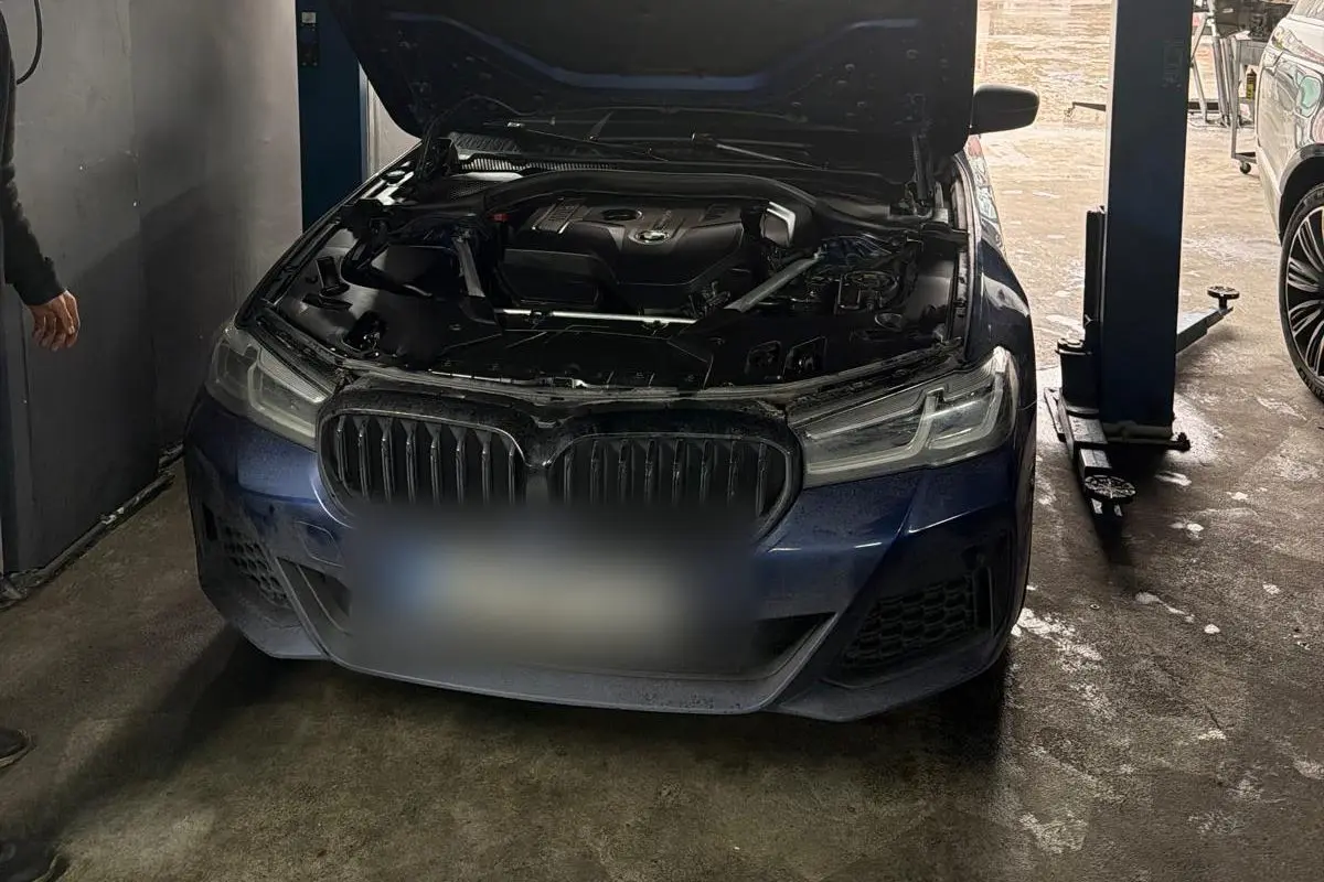 Lift bölümünde kaputu açık, periyodik bakımdaki BMW 5 Serisi