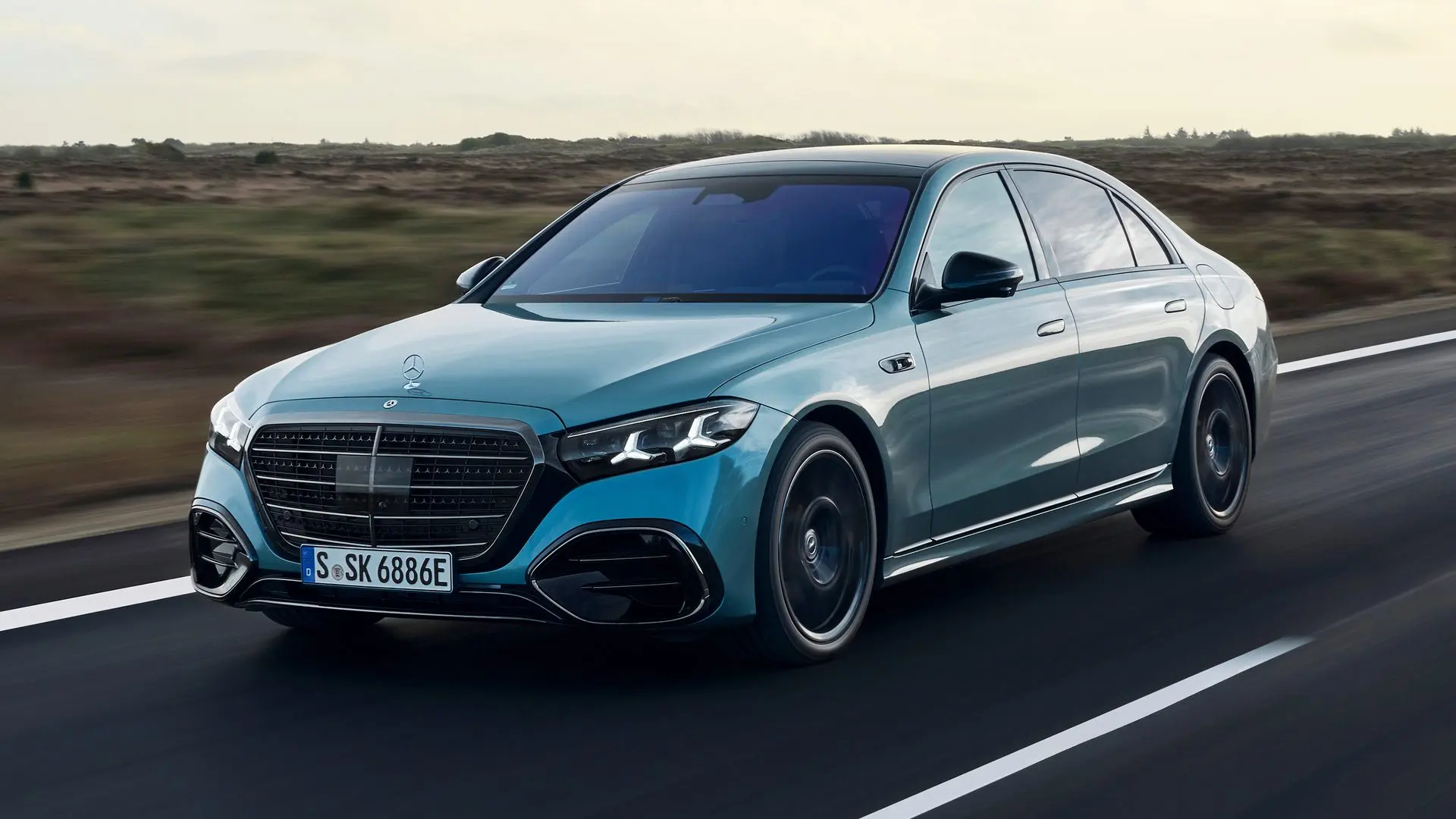 Yolda ilerleyen mavi Mercedes-Benz S-Serisi sedan