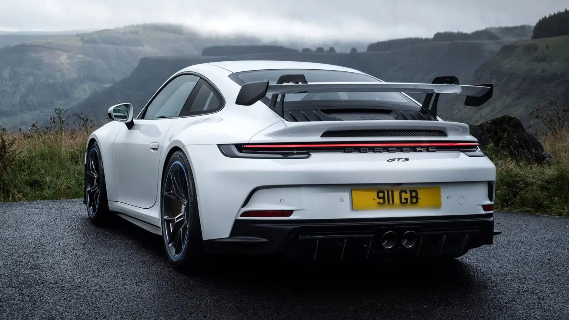 Arkadan görünümüyle beyaz Porsche 911 GT3